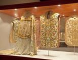 Espositore con abiti liturgici